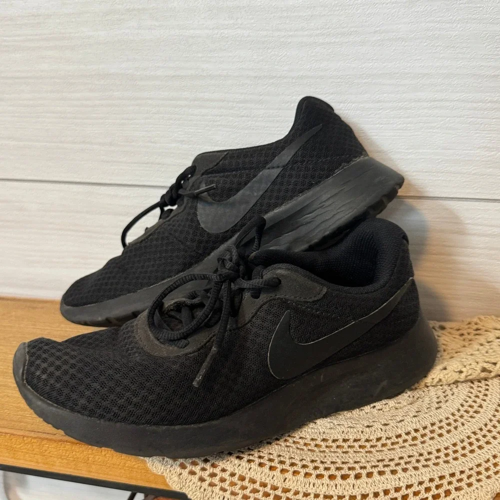 Nike Tanjun Triple Black Mesh Running Shoes Womens 8 812654-001 Athleisure Wear